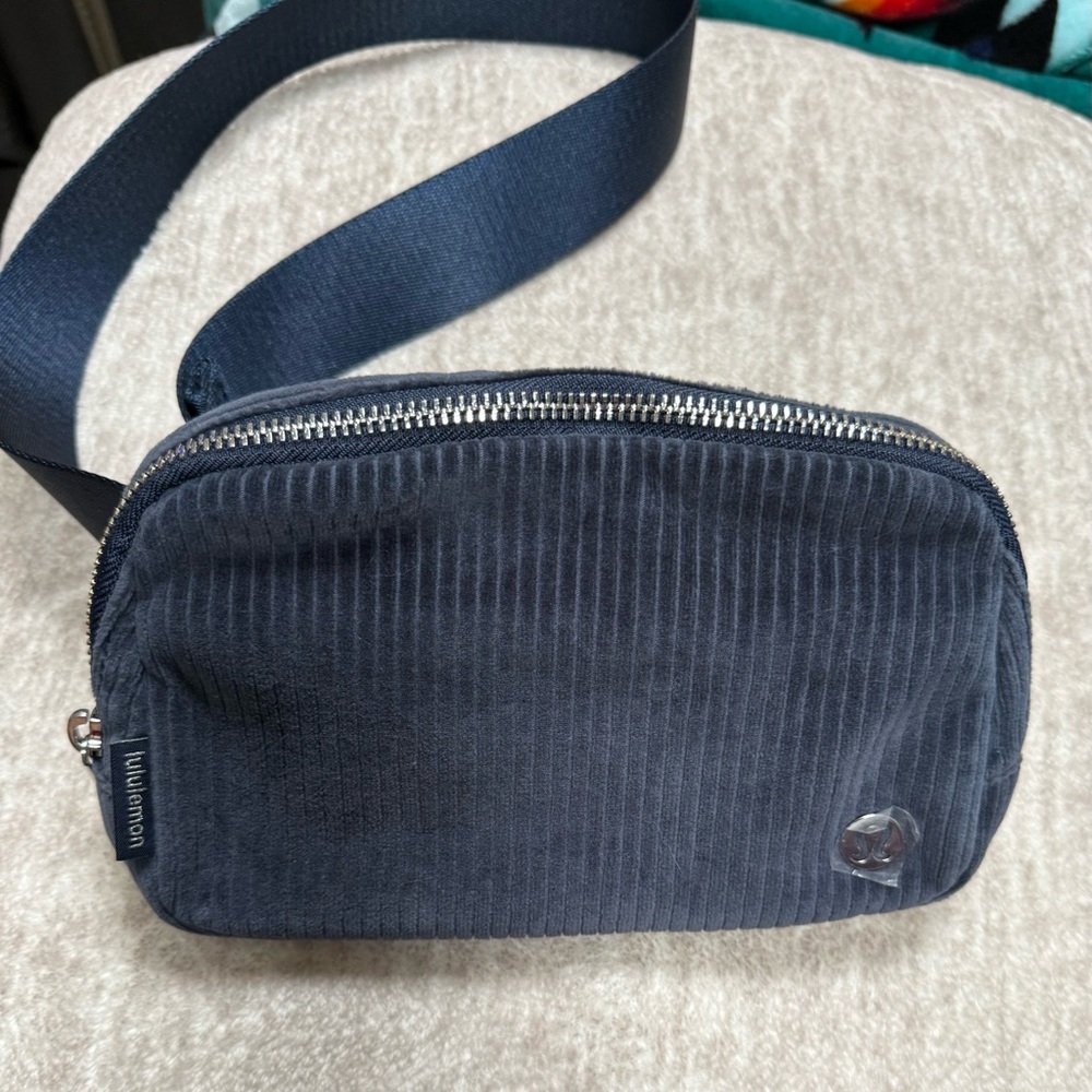 New NWOT Lululemon Everywhere Belt Bag 1L True Navy Blue Corduroy Silver